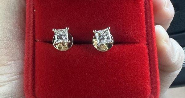 The diamond on the right is CLEARLY bigger than the left. They don't remotely match in size!!