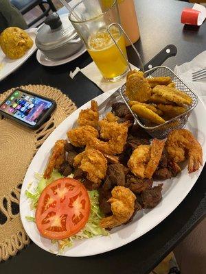 Picadera de Dos Carnes con Tostones.