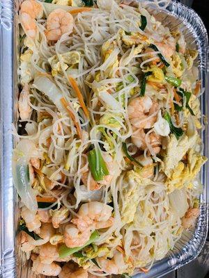 A tray shrimp chow mei fun (rice noodle ）