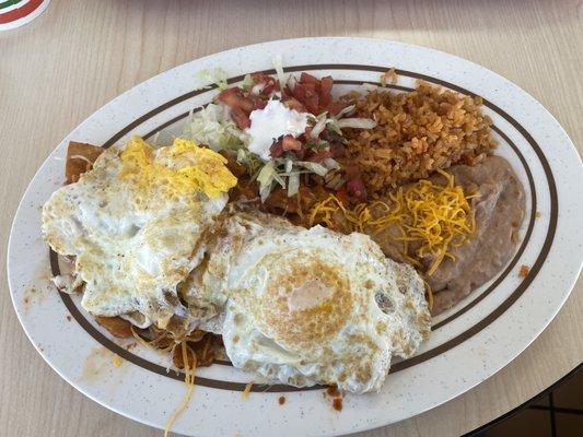 Red Chilaquiles Plate con arroz y frijoles