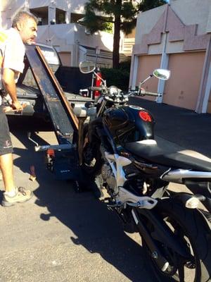 Fernando using his rig to hull up my bike.