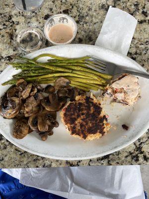 Crab cakes, asparagus and sautéed mushrooms