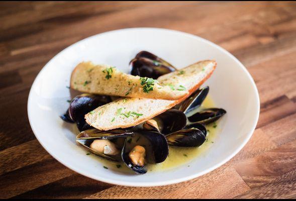 Mussels
Choice off white wine , or fra diavlo sauce served with garlic bread