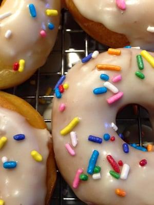 Vanilla glazed yeast doughnuts (like Krispy Kremes!) with sprinkles