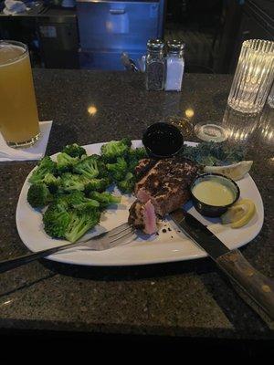 Seared ahi tuna with broccoli