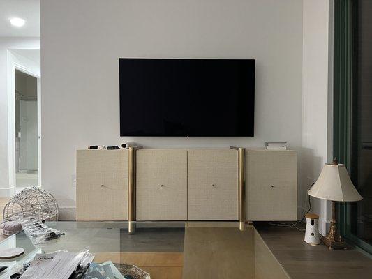 Off center tv mounting