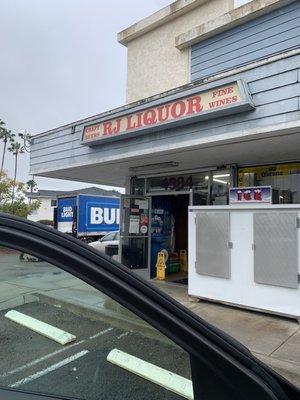 Next to a taco shop. Pizza shop too. Residential area. These homeowners have it made.