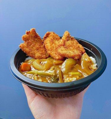 Japanese vegetable curry with onion, carrots, and broccoli. Enjoy with your choice of chicken: Karaage or Katsu.