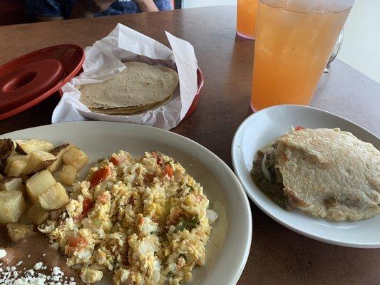 huevo a la mexicana, gordita de chicharron en salsa verde