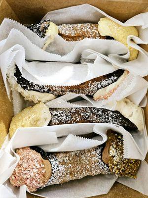 Il Cannoli Bar: Vegan Cannolis! Made to order with your choice of fillings and toppings.