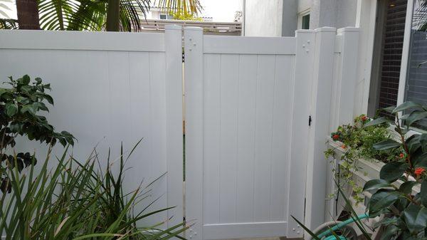 White Vinyl Fence & Gate 6' H