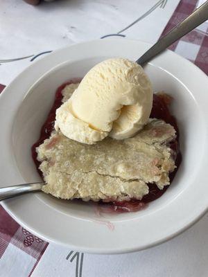 Cherry crumble with ice cream