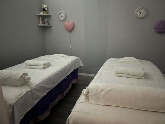 This is a double room, also known as a couple's room. Two people can enjoy massage