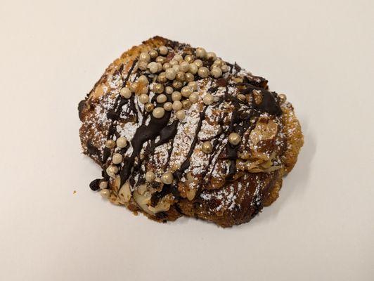 @endoedibles on Instagram 10/19/24
 
 Nutella Almond Croissant