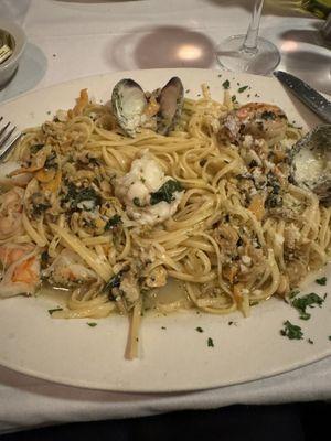 Linguine with white clam sauce and seafood