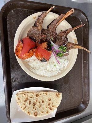 Lamb chops with grilled tomatoes