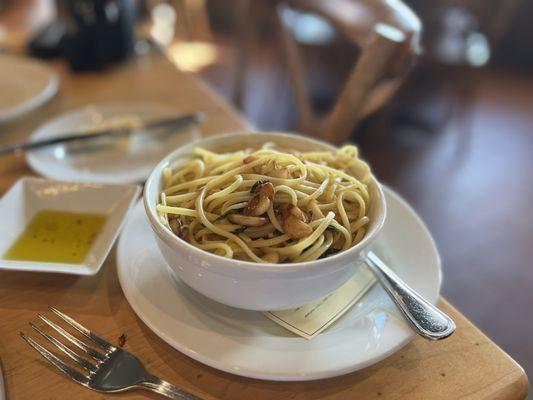 Pasta with garlic and oil.