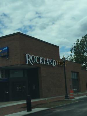 Rockland Trust of Franklin -- 58 Main Street / Route 140, Franklin        Sign