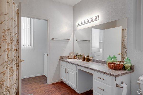 HUGE BATHROOM IN ONE BEDROOM HAMPTON FLOORPLAN