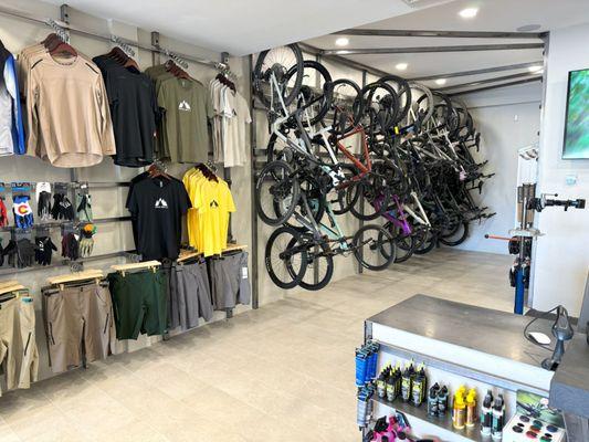 Clothing and accessories for mountain biking