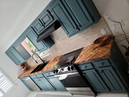 Transform your space with a stunning tile backsplash!  It's amazing how such a simple update can elevate the entire look of your kitchen.