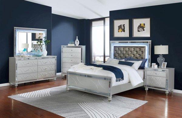 Bedroom Set 4 Piezas ....$1299.00
(112322) Color Silver
1) Bedroom LED Heard board
1) Night Stand whit USB 
1) Dresser
1) Mirror LED