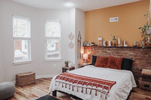 Bright & sunny bedroom in Brewerytown that comes with a walk-in closet and gorgeous hardwood floors.