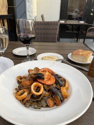 FETTUCCINE NERO AI FRUTTI DI MARE