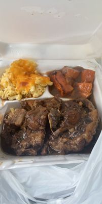 I got oxtail with baked Mac n chz and yams  delicioussssss