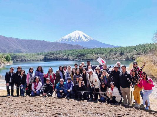 Hans' VIPs in Lake Saiko with magnificent Mt. FUJI in the background.