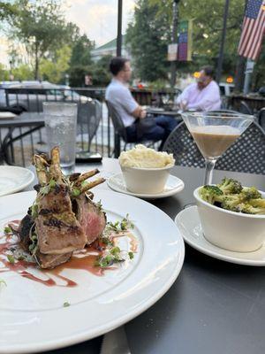 Rack of Lamb chops with mashed potatoes and broccoli