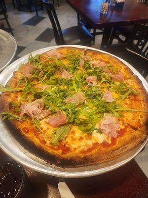 Prosciutto and arugula pizza