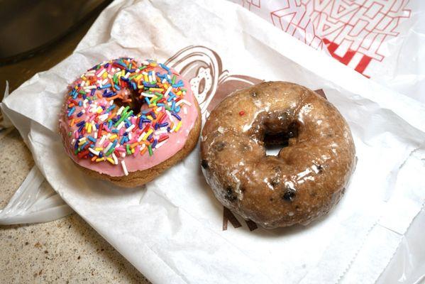 Sprinkles Donut / Blueberry Donut.