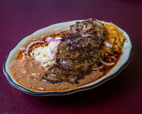 Chilaquiles Rojos con Cecina