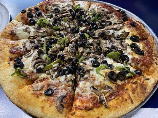 Large mushroom, bell, & olive pizza