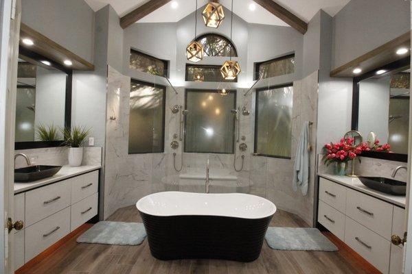 Amazing master bath design!