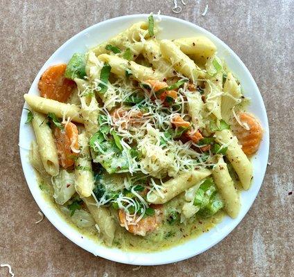 Alfredo penne pasta with veggie