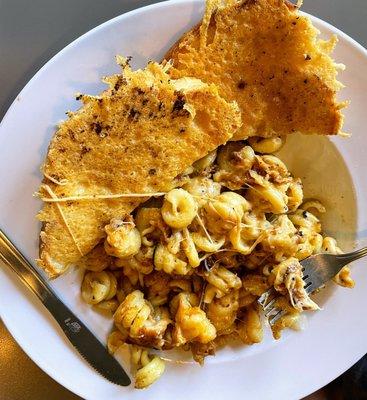 Mac and Cheese with garlic toast