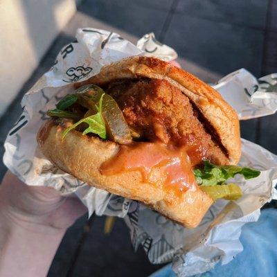 spicy fried chicken deluxe sandwich