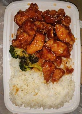 Sesame Chicken & White Rice @_thelastcrumb_