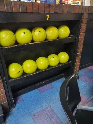 Lots of balls, nicely organized by weight