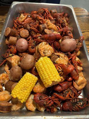 Boat 3 - 5lb crawfish, 1 1/2lb shrimp, 1lb mushrooms & sausage, 4 potatoes & 2 corn