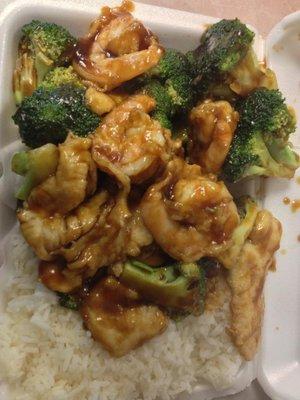 SHRIMP, CHICKEN & BROCCOLI SERVED WITH WHITE RICE