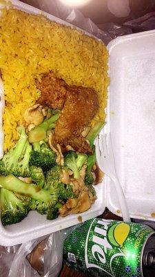 Fried rice with chicken broccoli and chicken wing. With a sprite !