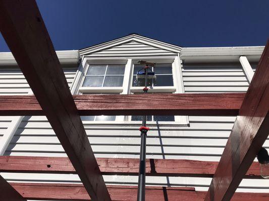 Cleaning windows with a waterfed pole