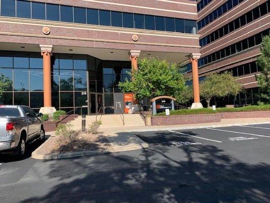 Exterior image of First Interstate Bank in Lakewood, CO.