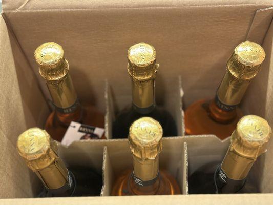 Brut Wine & Champagne wines by Real Housewives of Beverly Hills : Lisa Rinna! Why buy the bottle, When you can buy the case ? ‍