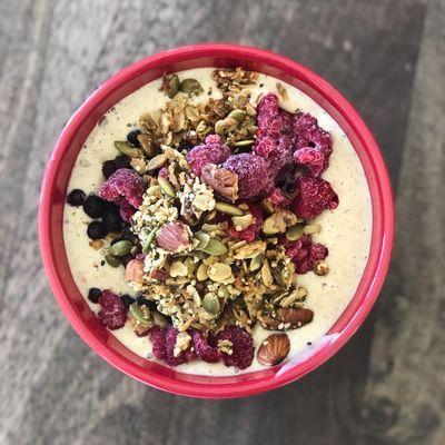 A healthy Almond Butter Pumpkin Spice smoothie bowl topped with Dano's Granola.