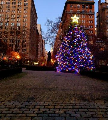 A Gramercy Park Happy Boxing Day! - (12/26/2021)