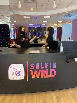 Selfie wrld desk sign